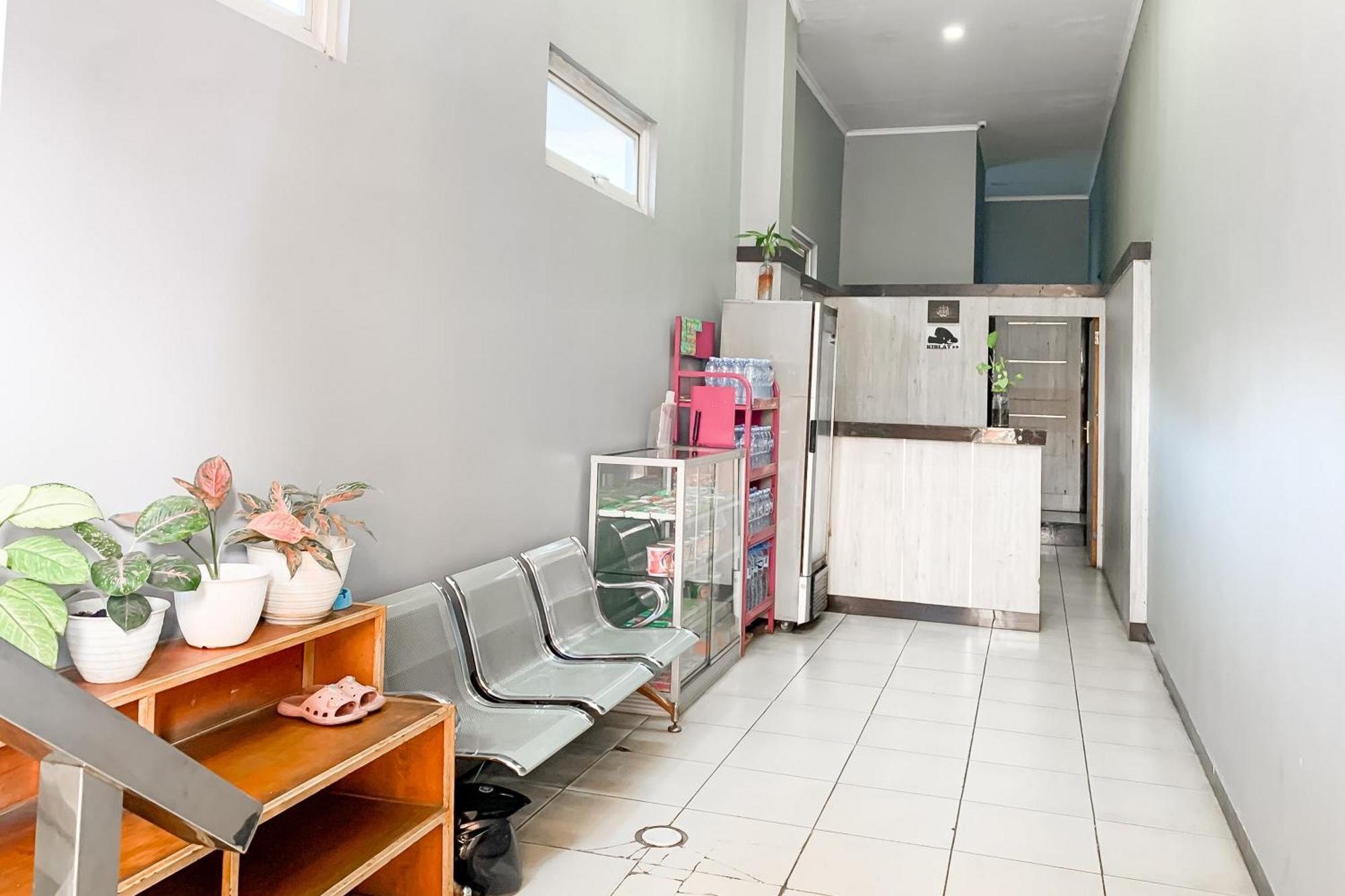 Karins Guesthouse Syariah Redpartner Bandung Exterior photo